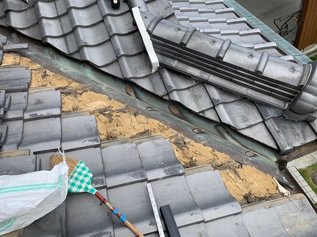 解体中の谷板金